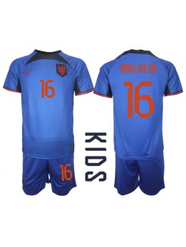 Otroški Nogometna dresi replika Nizozemska Tyrell Malacia #16 Gostujoči SP 2022 Kratek rokav (+ hlače)